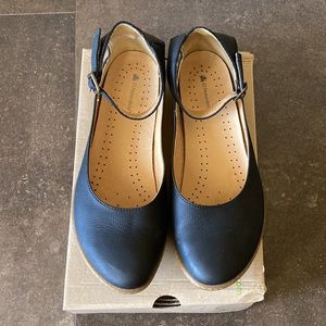 El Naturalista Black Leather Flats